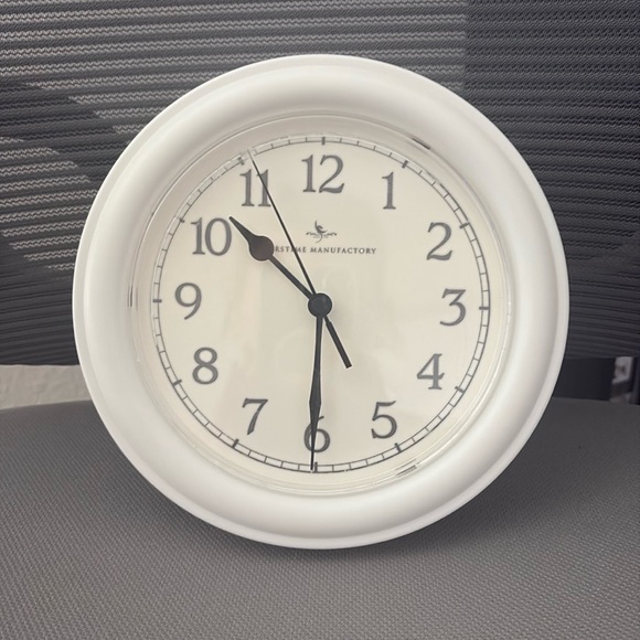 Basic White Clock - Picture 1 of 1
